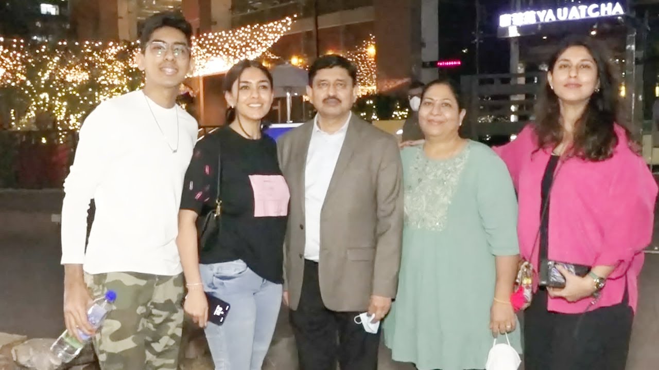 Mrunal Thakur With Family, Father, Mother, Brother & Sister Spotted At Yauatcha For Dinner