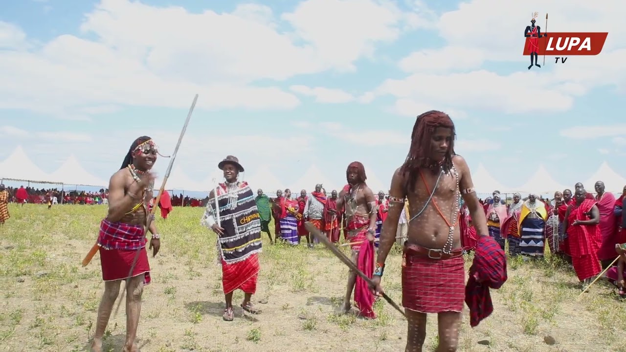 KAMURAR MAASAI ASIMAMISHA UMATI WA WATU AKITUMBUIZA KWENYE TAMASHA LA ORKWAAK LE MAA 