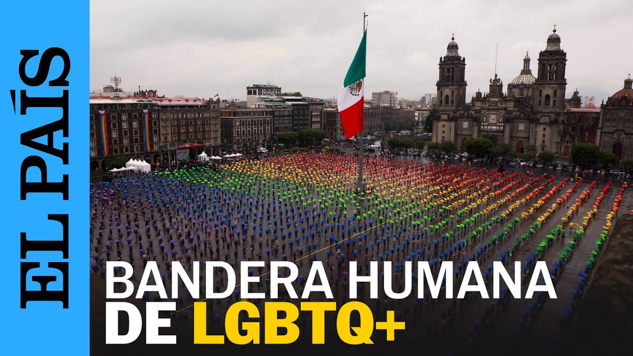 La BANDERA LGBTQ humana más grande del mundo en el Zócalo de México | EL PAÍS