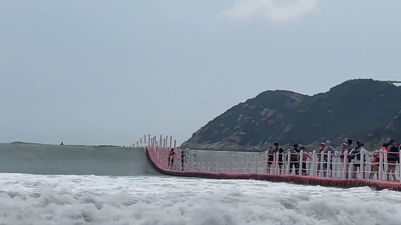 Floating bridge thrills in Zhejiang, China