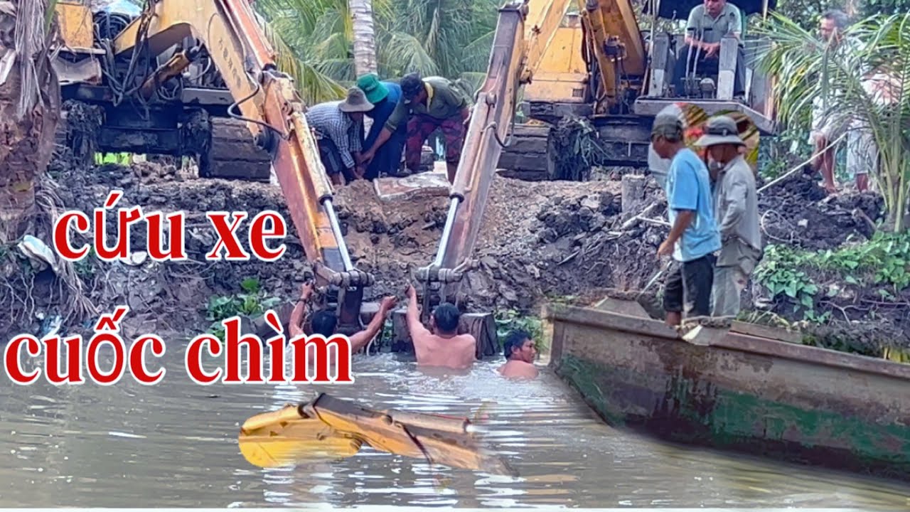 Xe Cuốc Công Trình Thi Công Đường Lộ Không May Rơi Xuống Sông