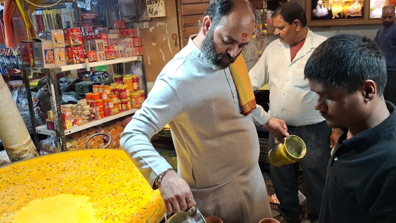 😱 Ujjain Ka Famous Ghanta Wale Ka Kasar Dudh | Kisne Piya Hai? | Family Vlog