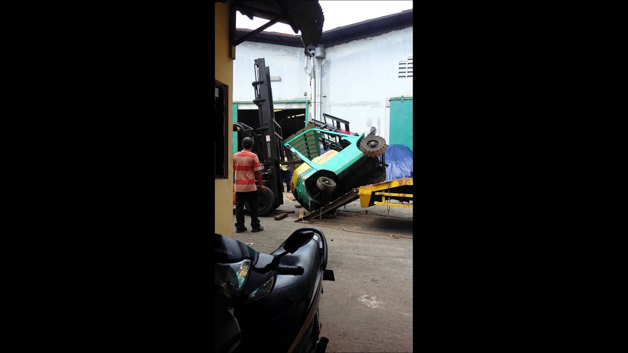 Susahnya naikan forklift ke mobil