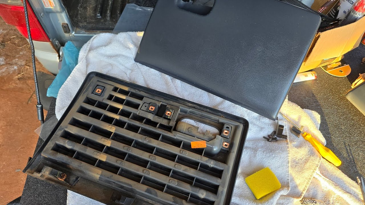 Trocando o porta-luvas da S10 Pitbull