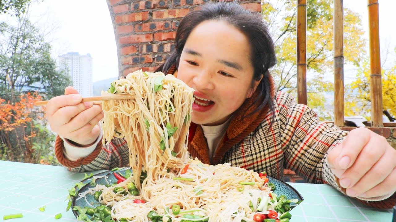 苗大姐凉拌米线，不用一滴油，小米辣加一碗，又辣又酸吃超爽 #凉拌米线