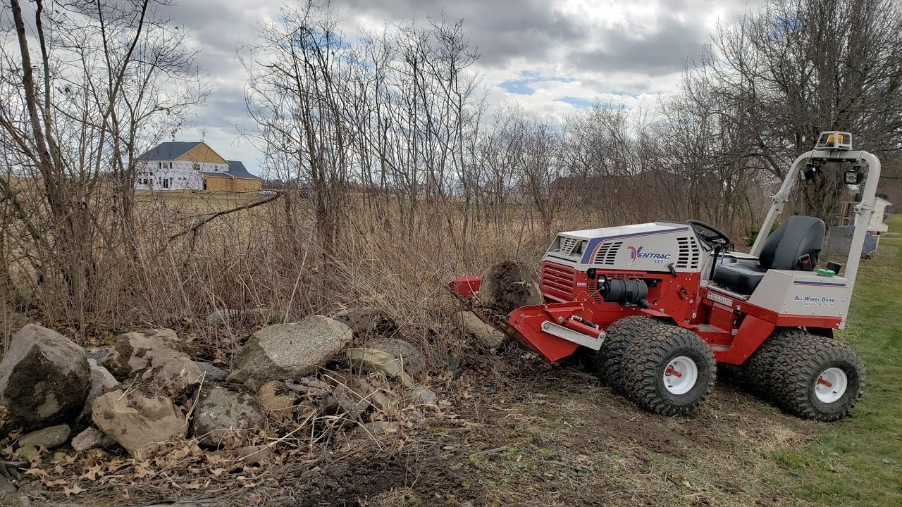Ventrac 4500Y с ковшом для перемещения крупных камней.