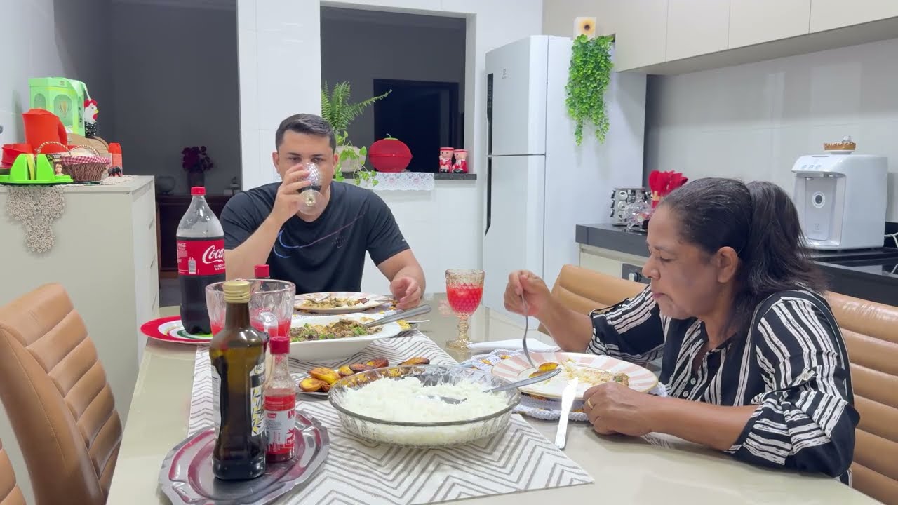 OLÁ PESSOAL, NOSSA JANTINHA DE QUINTA-FEIRA ESTÁ NA MESA!