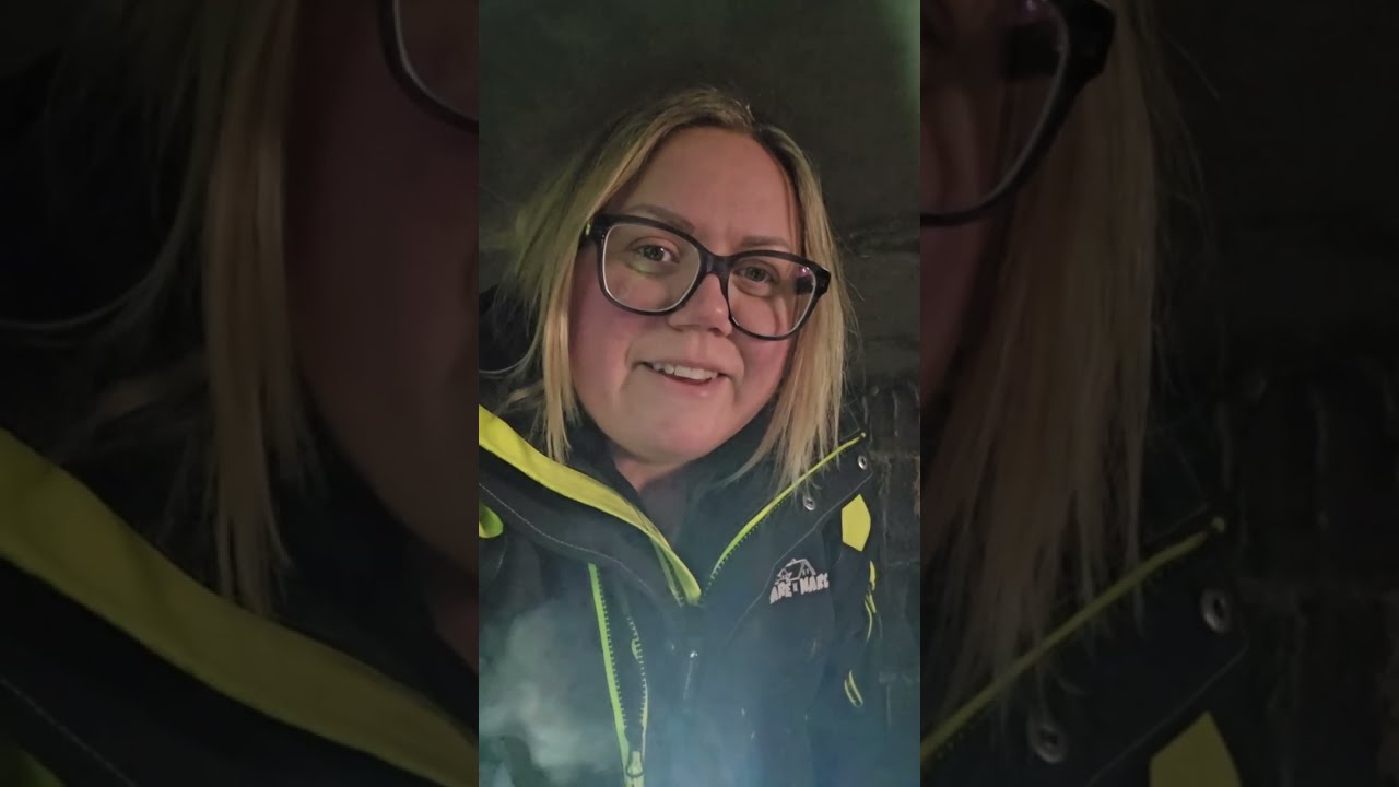 Vi spräcker berg i krypgrunden med kilar.