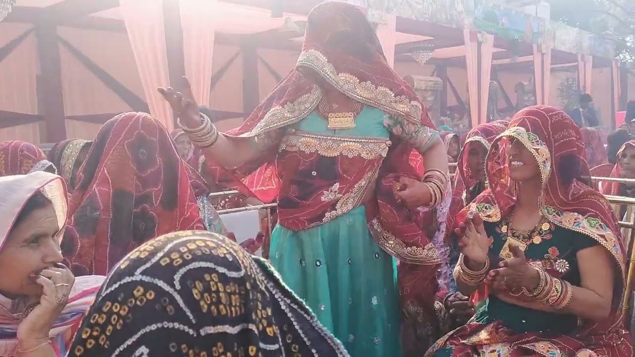 shadi mein ek dusri se majak krt hue