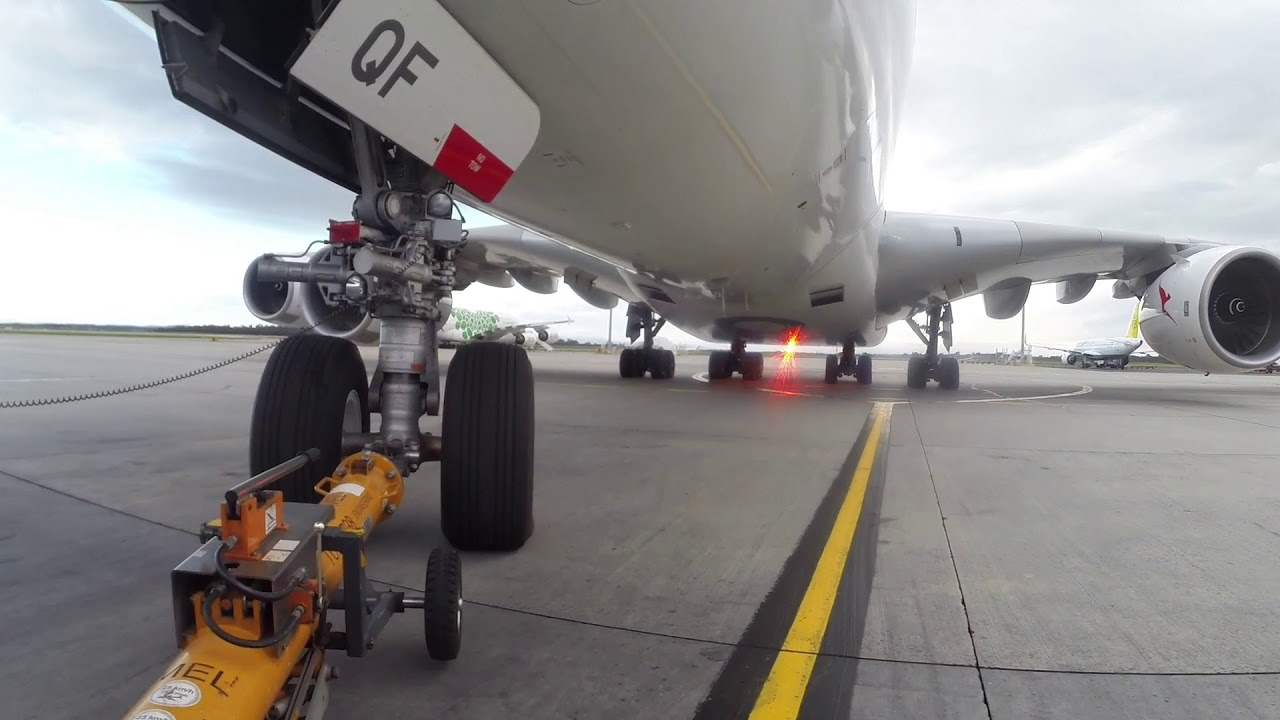 Qantas QF93 Airbus VH-OQF - Pushback