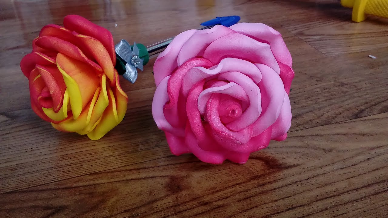 LEMBRANCINHA.  CANETA DECORADA  COM DOIS TIPOS DE MODELAGEM DE ROSAS SEM FRISADOR