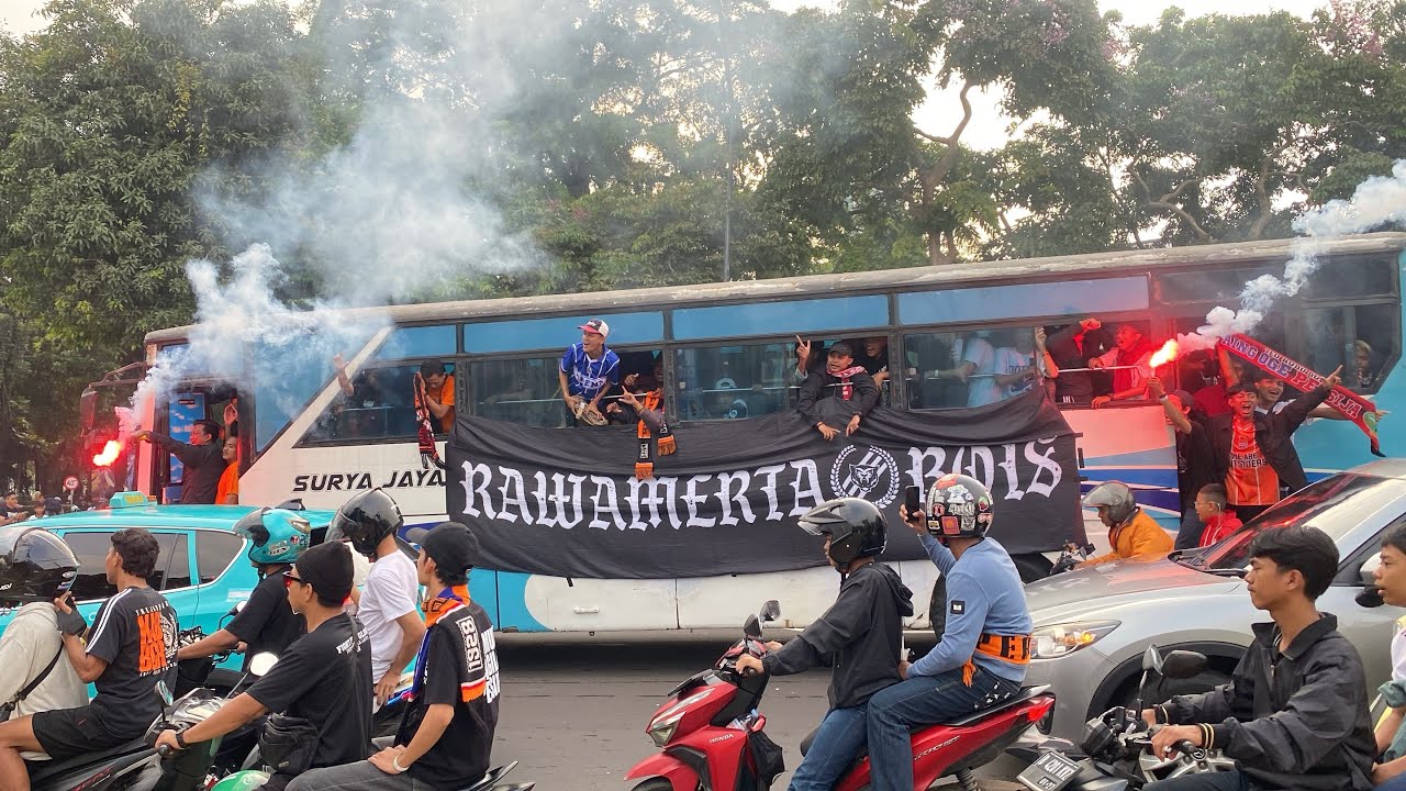 Pecah❗️Rombongan Bus JAKMANIA memadati Stadion Gelora Bung Karno !