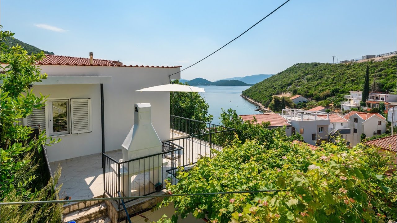 Duboka, Komarna - kuca sa 2 renovirana apartmana OPUS NEKRETNINE, REZERVIRANO