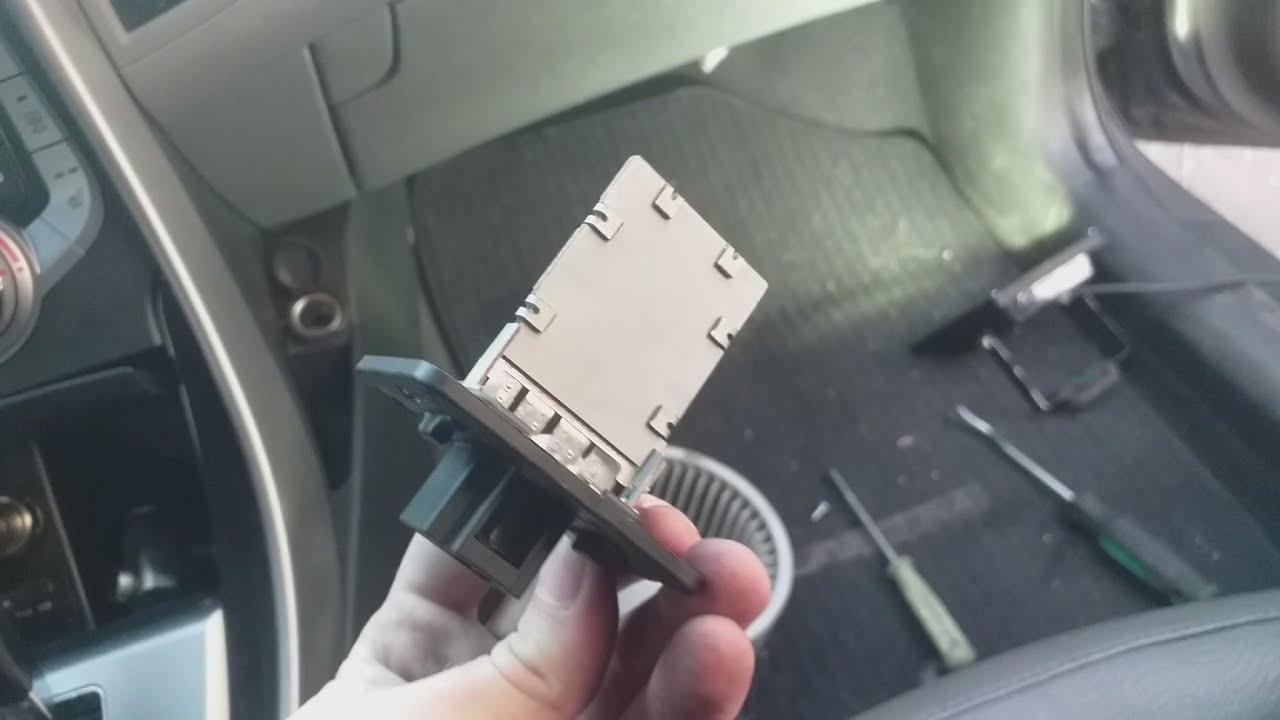 Замена резистора вентилятора печки салона Hyundai Elantra Avante/Replacing the interior fan resistor