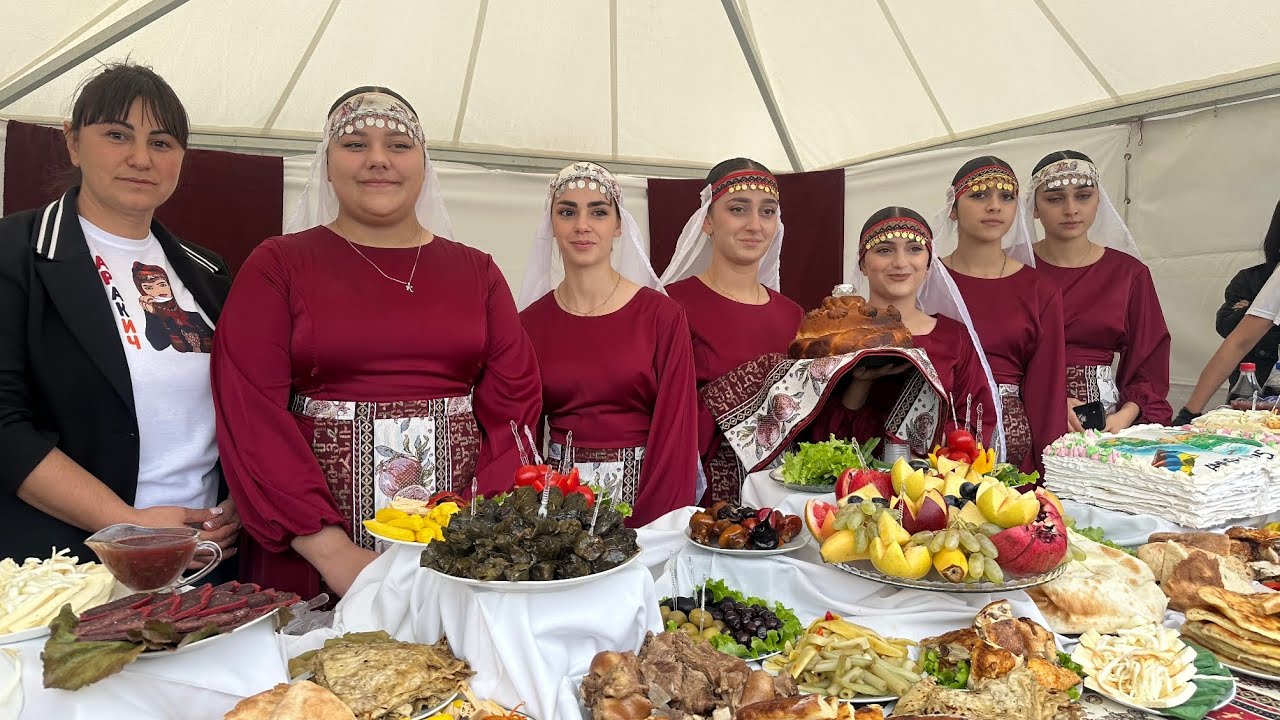 Ճոխ սեղաններով ու բարձրաստիճան հյուրերով 