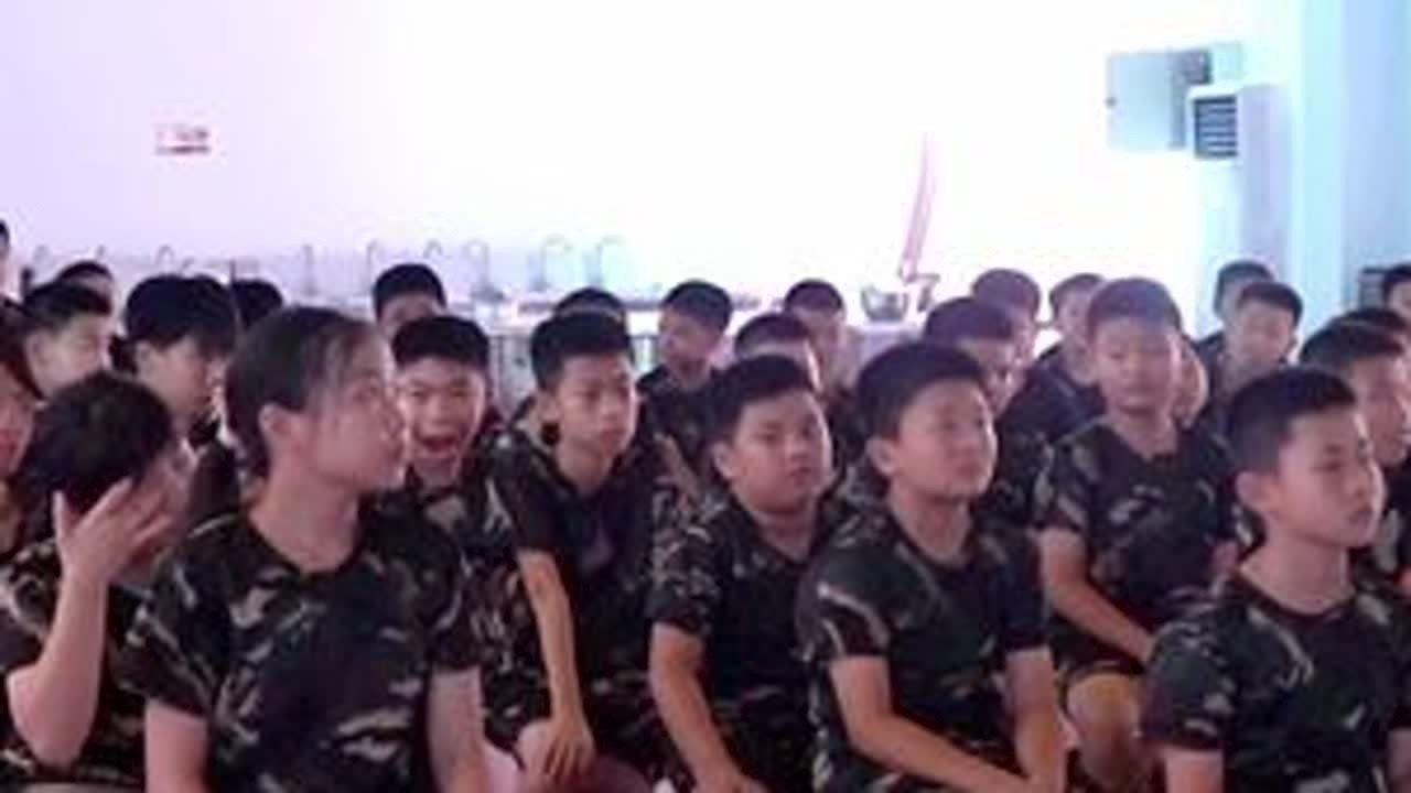 夜虎·小虎军夏练营感恩教育课程我知道爱会争吵 我知道人会变老 所以那句爱你一定要大声的说爸爸妈妈你们辛苦了！ 我爱你们！