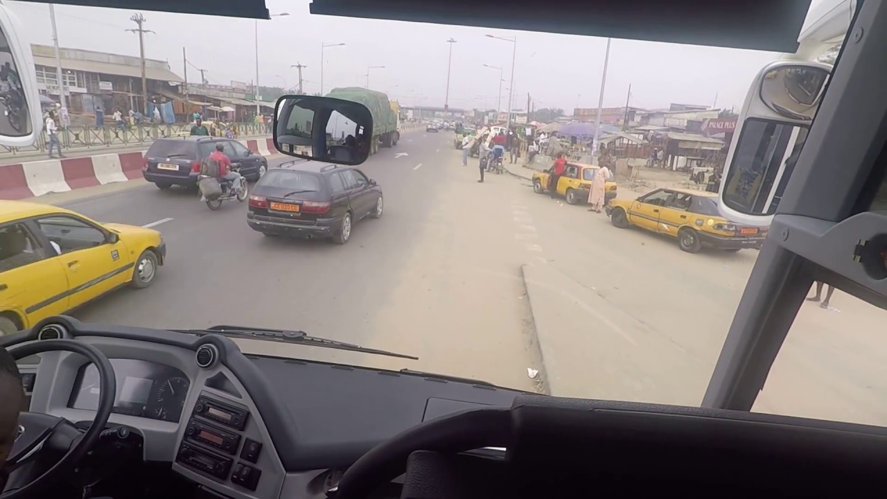 Arrivee a Douala :  route elargie, nouveaux rond points, echangeurs, Elf Axe Lourd,