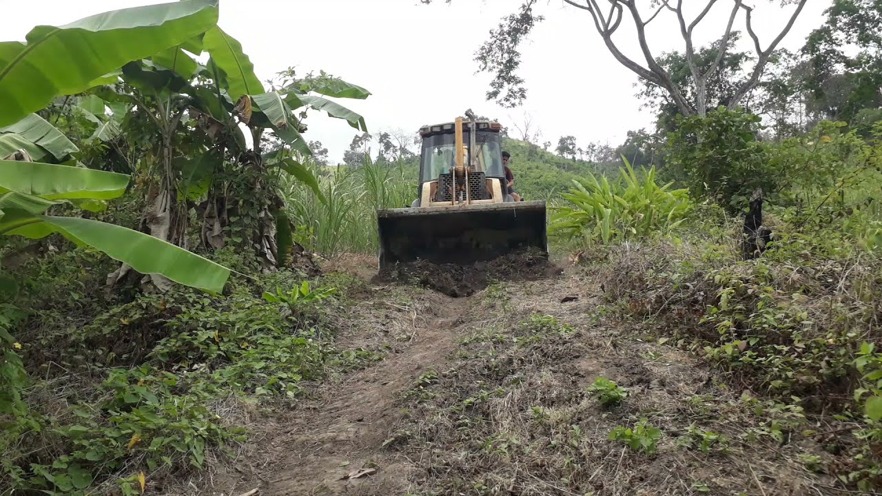 Cómo arreglar un camino vecinal  con Retroexcavadora asi de rapido #backhoeleveling