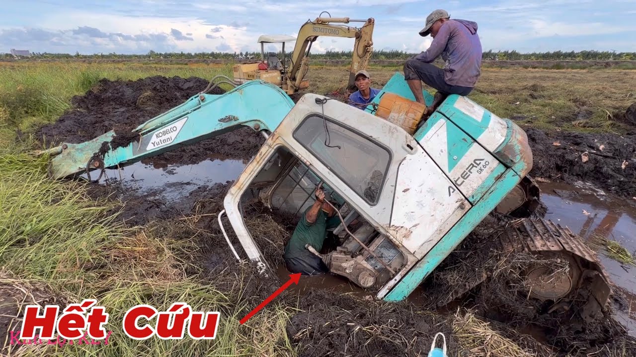 Tài Xế Bỏ Trốn Khi Chạy Xe Lầy,Sụp Xuống Hầm Giờ Chủ Xe Phải Tìm Cách Lấy Lên.