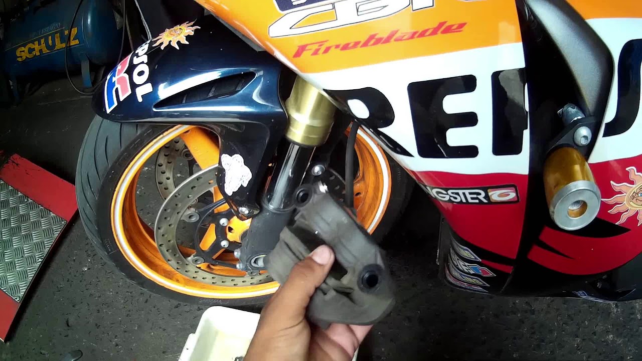 trocando a pastilha de freio da CBR