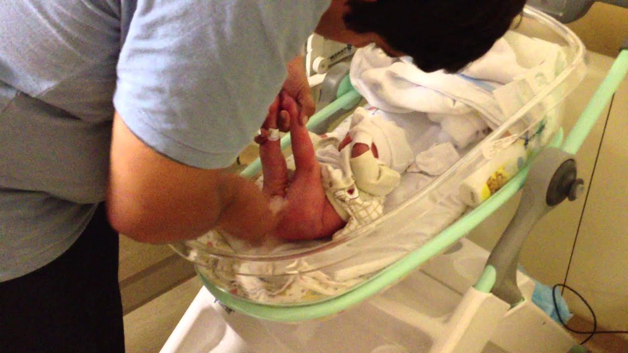 Primeira Fralda trocada do Isaac com papai Alexandre