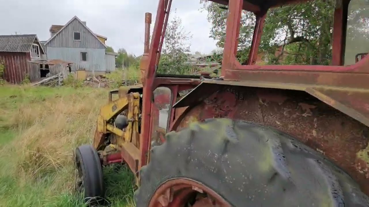 DEN GAMLA BORTGL&Ouml;MDA TRAKTORN p&aring; &auml;ngarna i RONNEBY - 2022-09-14 - &Ouml;vergivna platser i Blekinge