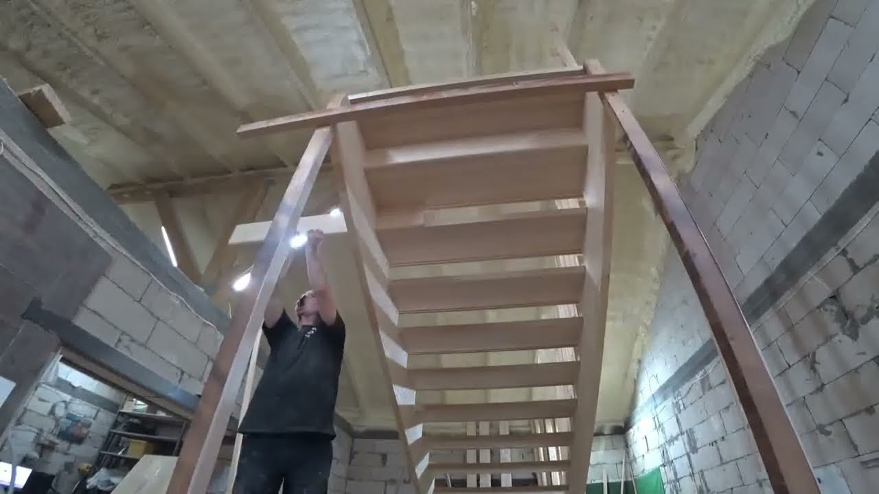 Деревянная лестница на заказ в город Сызрань.
