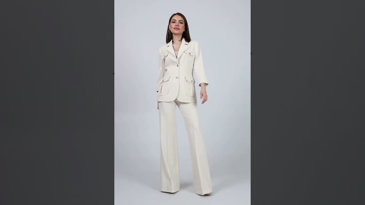 Completo tailleur avorio accessoriato con cintura giacca con tasche esterne e pantaloni larghi