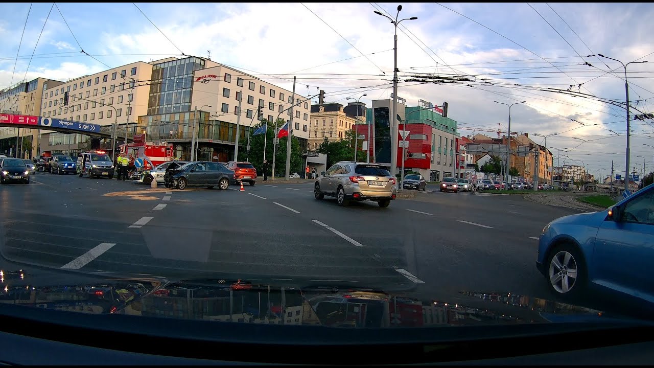 Vybržďování a vytlačování z pruhu, chytáme lumpy a nedobrzdila na přechodu - Mix 303.