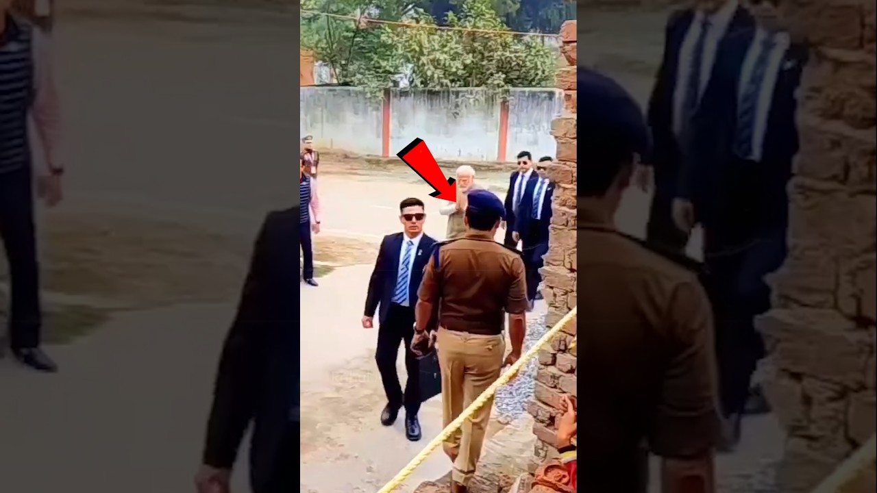 Policeman Walks Toward PM Modi &mdash; Watch the SPG Commando&rsquo;s Reaction 👮&zwj;♂️ 😂 #shorts #spg #modiji