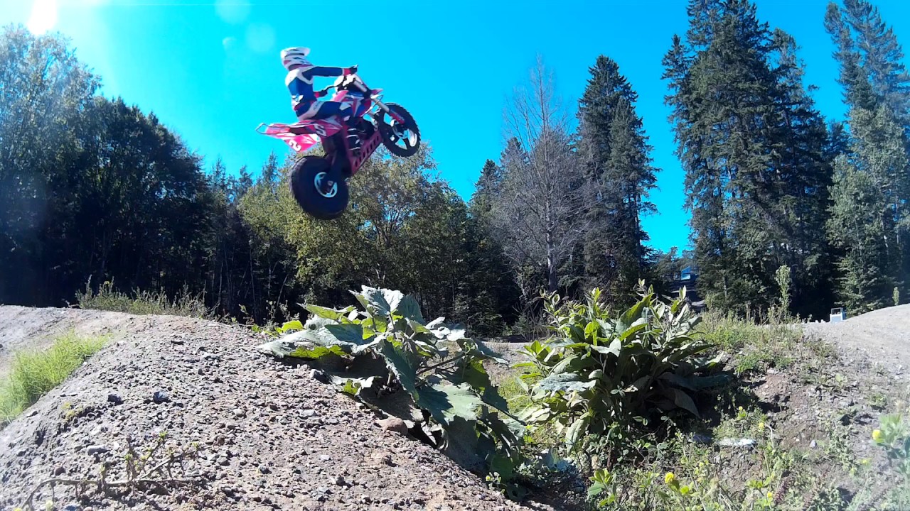 Rc motocross skyrc super rider sr5 brushless,jumping on track.