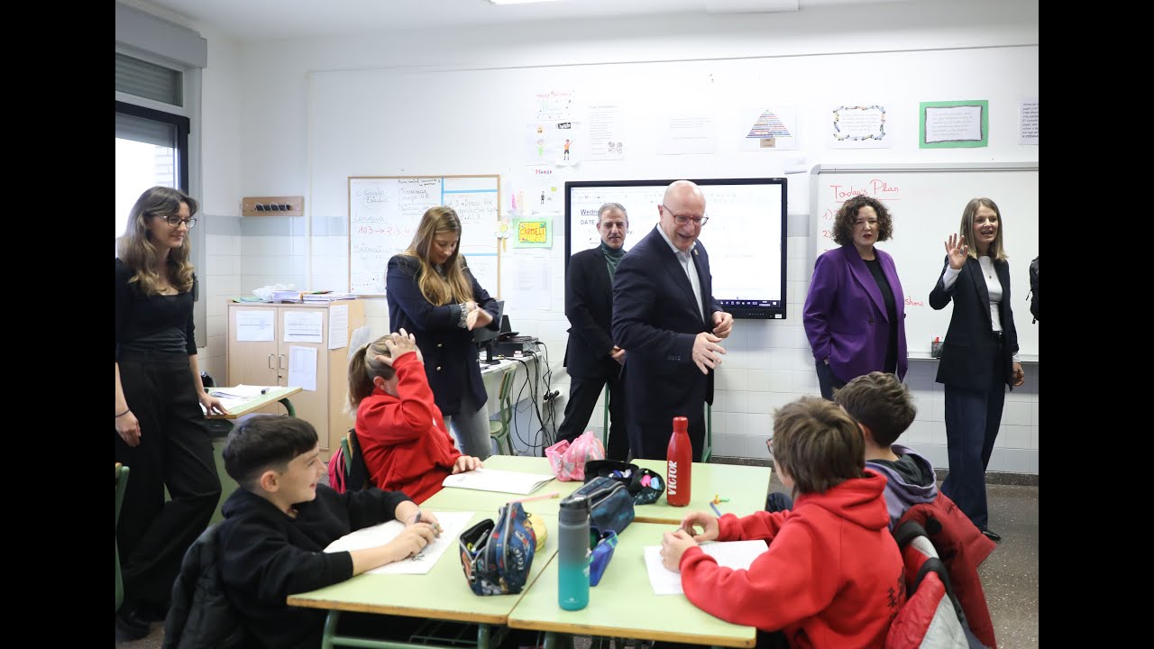El consejero Gimeno visita la English Week at School en Ribaforada