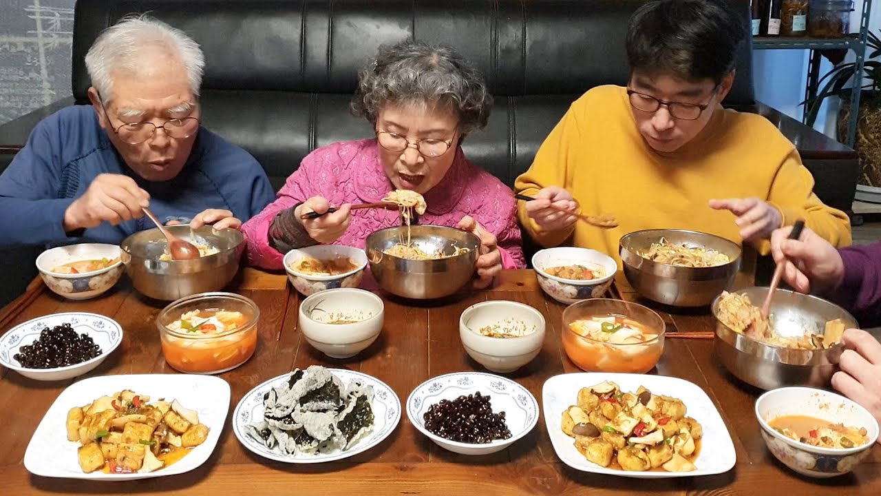 Рецепт мукбана с рисом из ростков фасоли (блюдо из чхонгукчана, тофу и грибов)