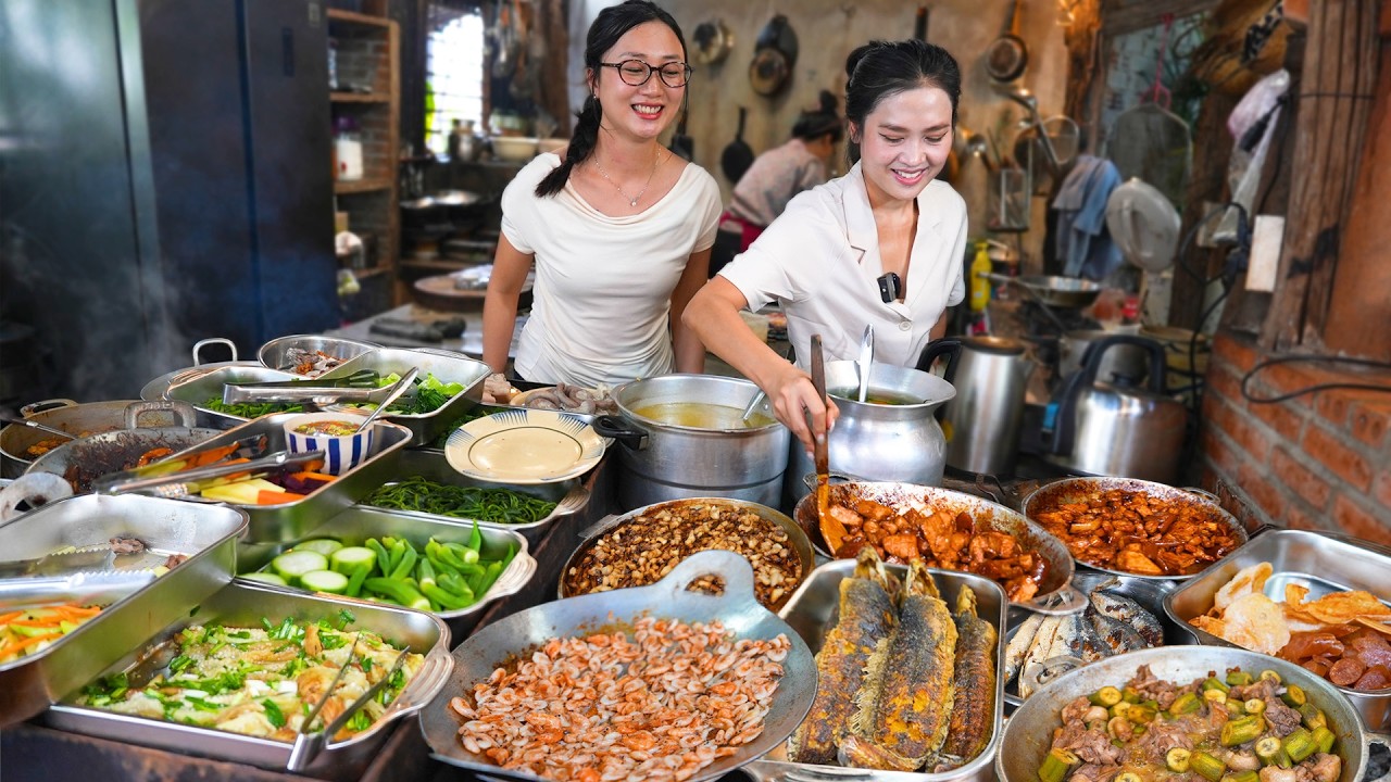 Hiếm thấy buffet cơm chị g&aacute;i đẹp nấu nhiều m&oacute;n ngon rẻ được trưng b&agrave;y tr&ecirc;n bếp củi n&oacute;ng hổi