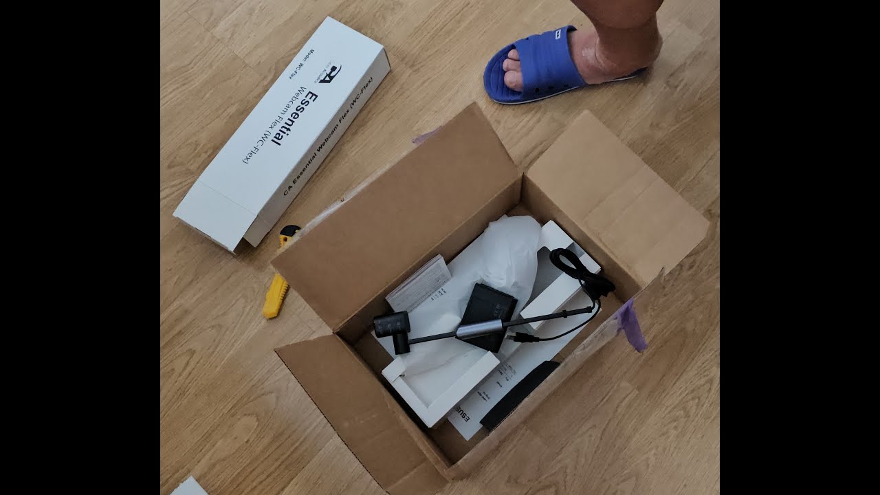 CA essential Webcam Flex - unboxing - Unfortunately only one of two came.