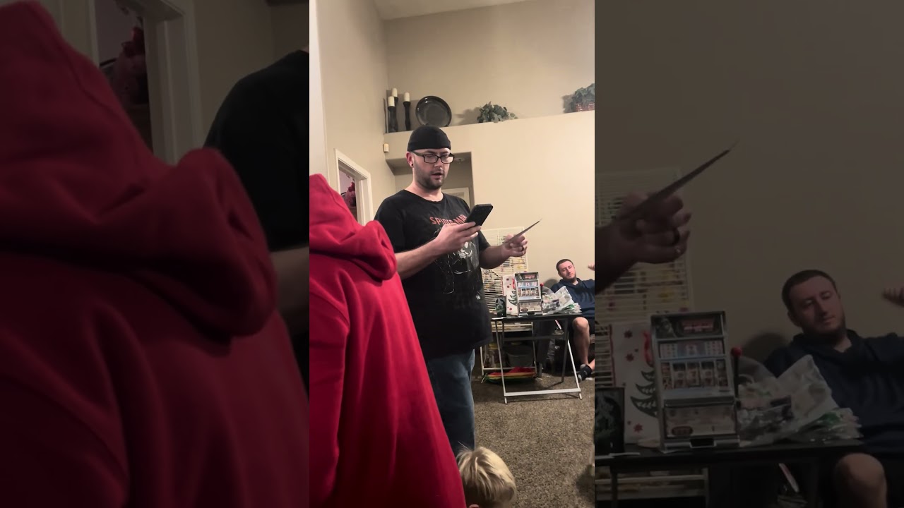 Моя тетя устраивает рождественские игры, например, шарады с изюминкой и подарками. Моя игра была ...