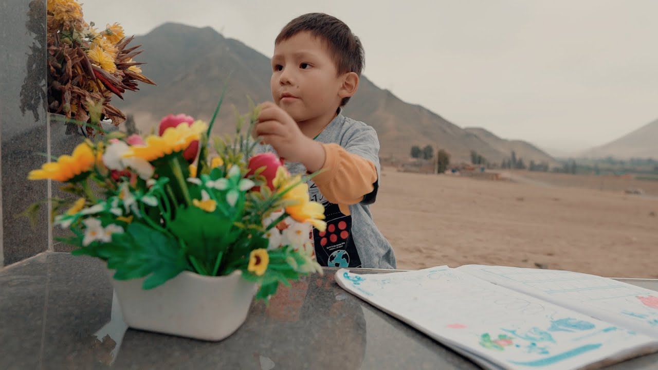 Niño huérfano visita a la tumba de su mama y hace esto...