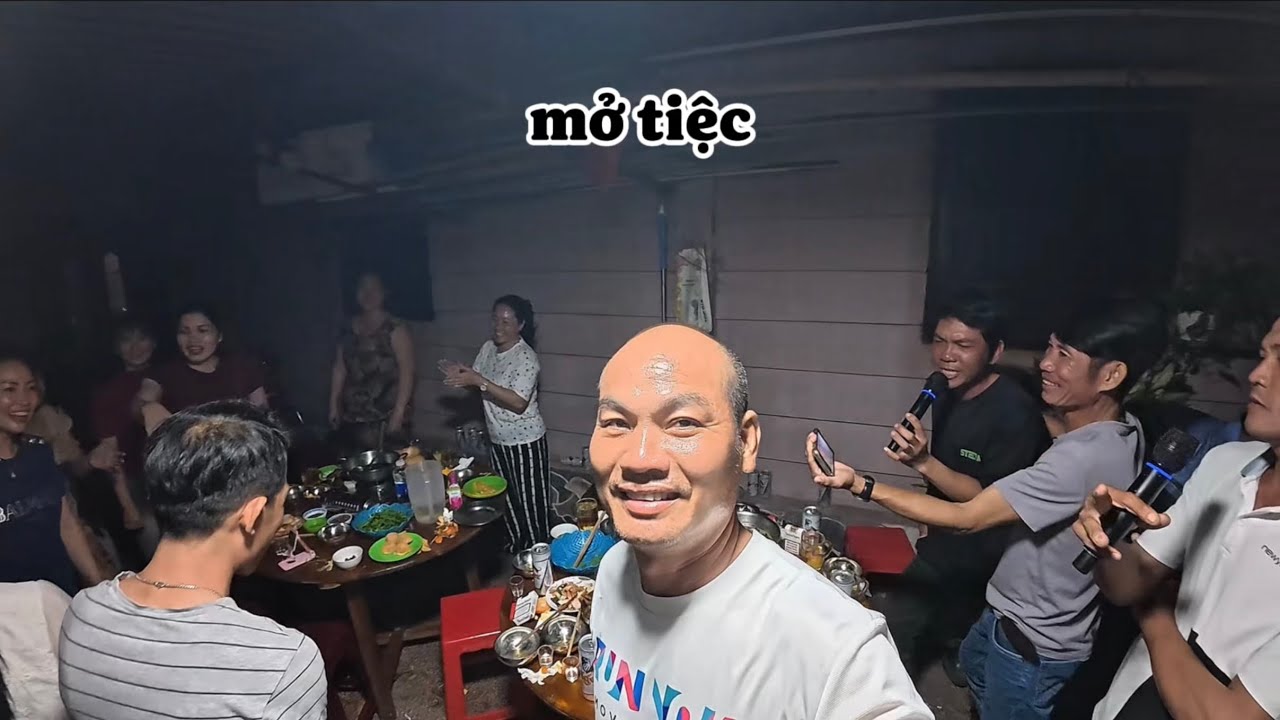 Mở tiệc ở quê đông vui quá đi!