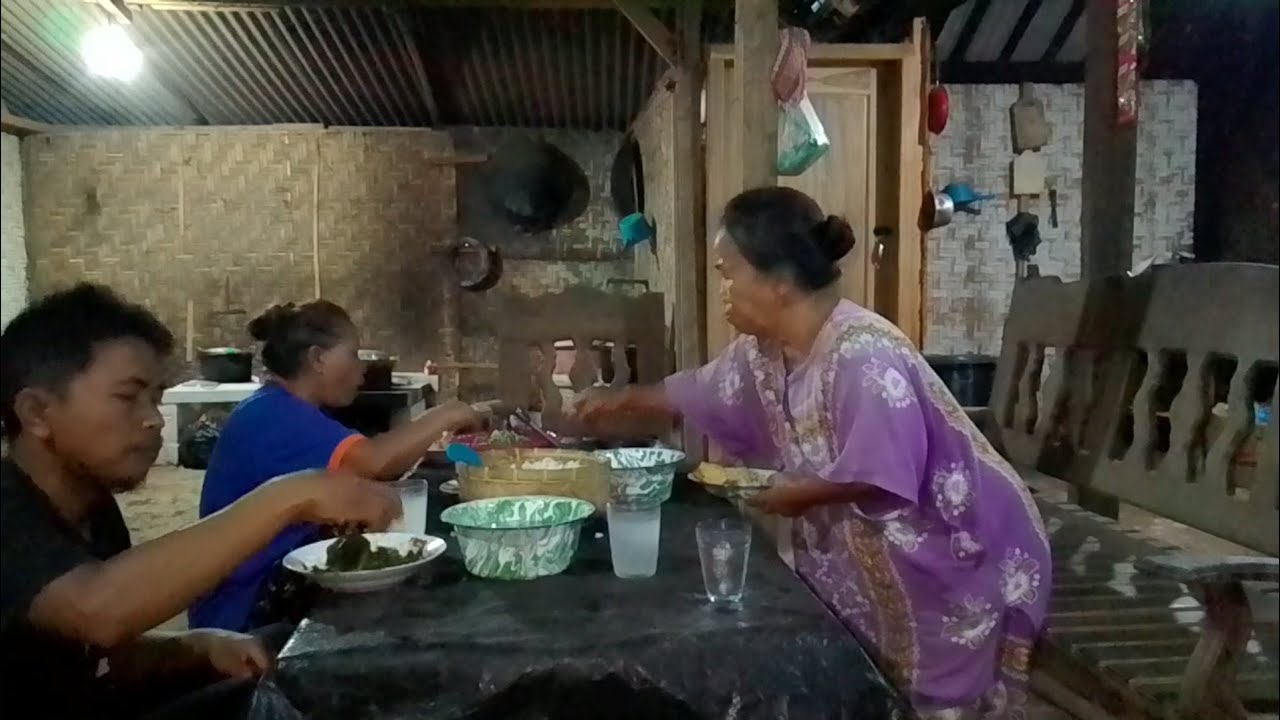 BERBUKA DENGAN SAMBEL TOMAT DAN TONGKOL PUNDANG