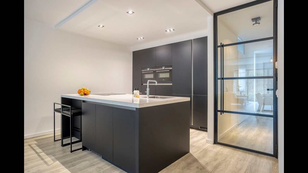 Serenade 3 Zaandam. Luxe royale eengezinswoning aan vaarwater met oprit op eigen grond!