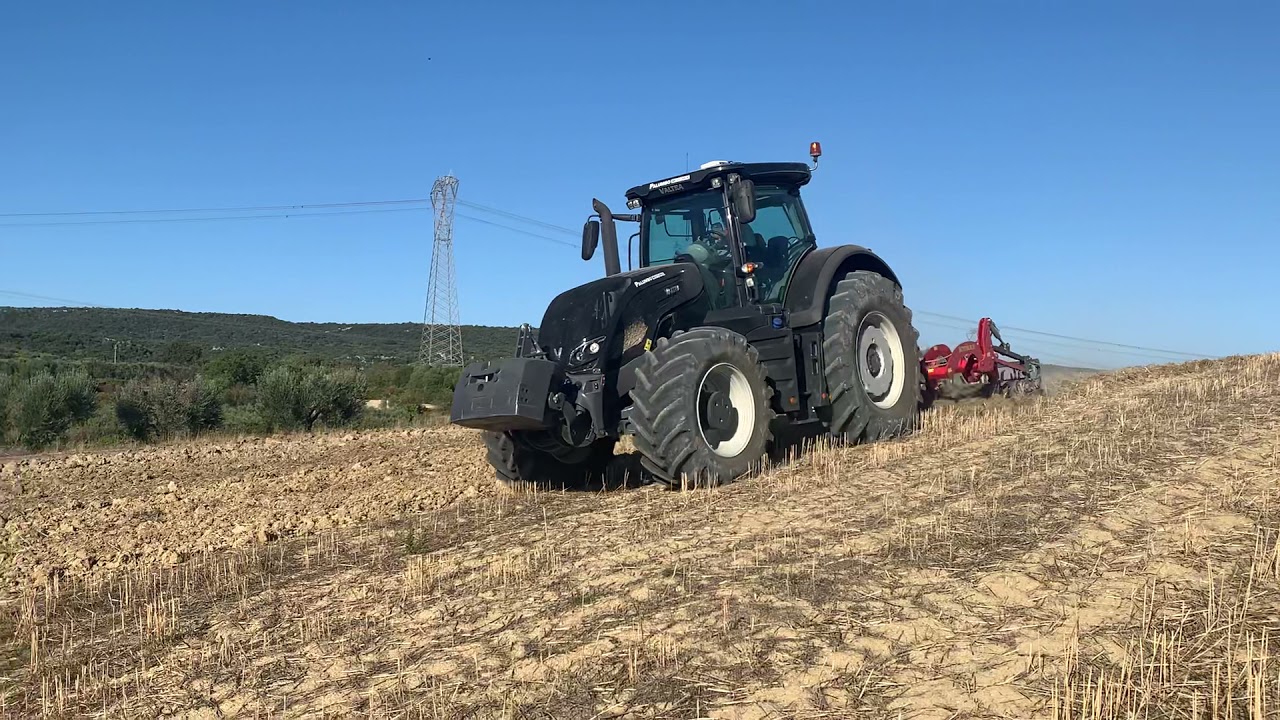 Valtra S394 in rippatura ditta Serio Cosimo