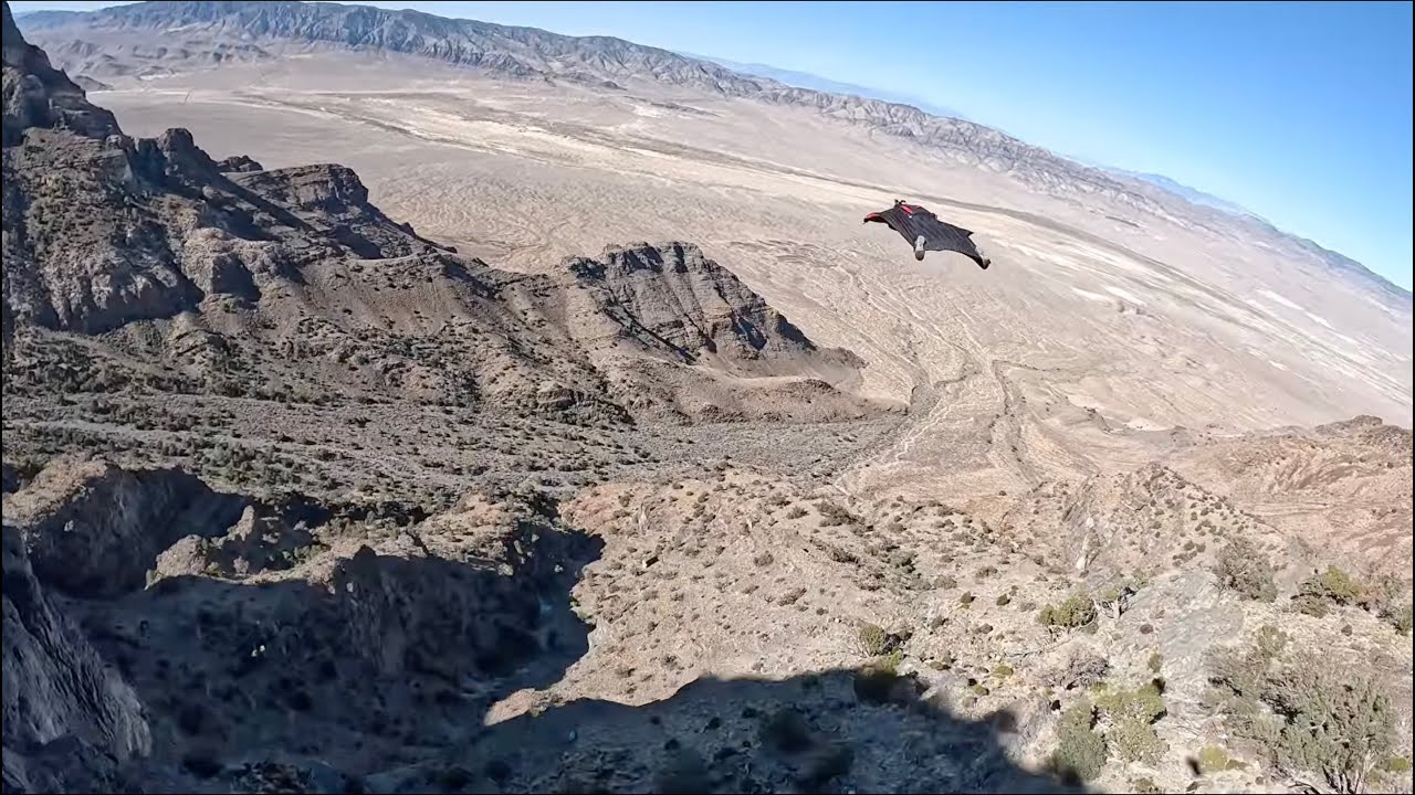 Wingsuit multi-way through the desert