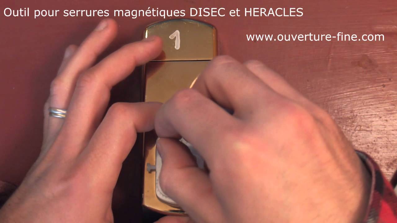 Picking a DISEC lock - Crochetage d'une serrure DISEC HERACLES