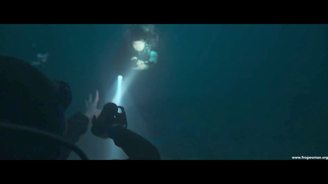 A female scuba diver trapped underwater ... and her sister must rescue her in time!