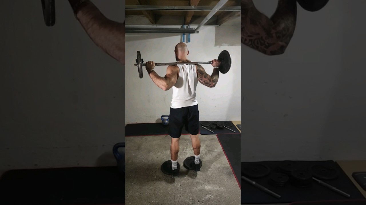 Extension mollet debout sur&eacute;lev&eacute; barre (standing barbell elevated calf raise)