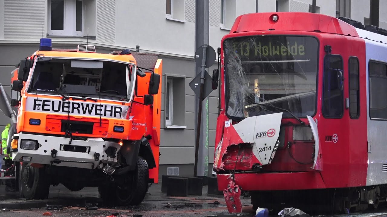 Rüstwagen kollidiert mit Straßenbahn - 3 Verletzte in Köln-Weidenpesch am 07.02.24 + O-Töne
