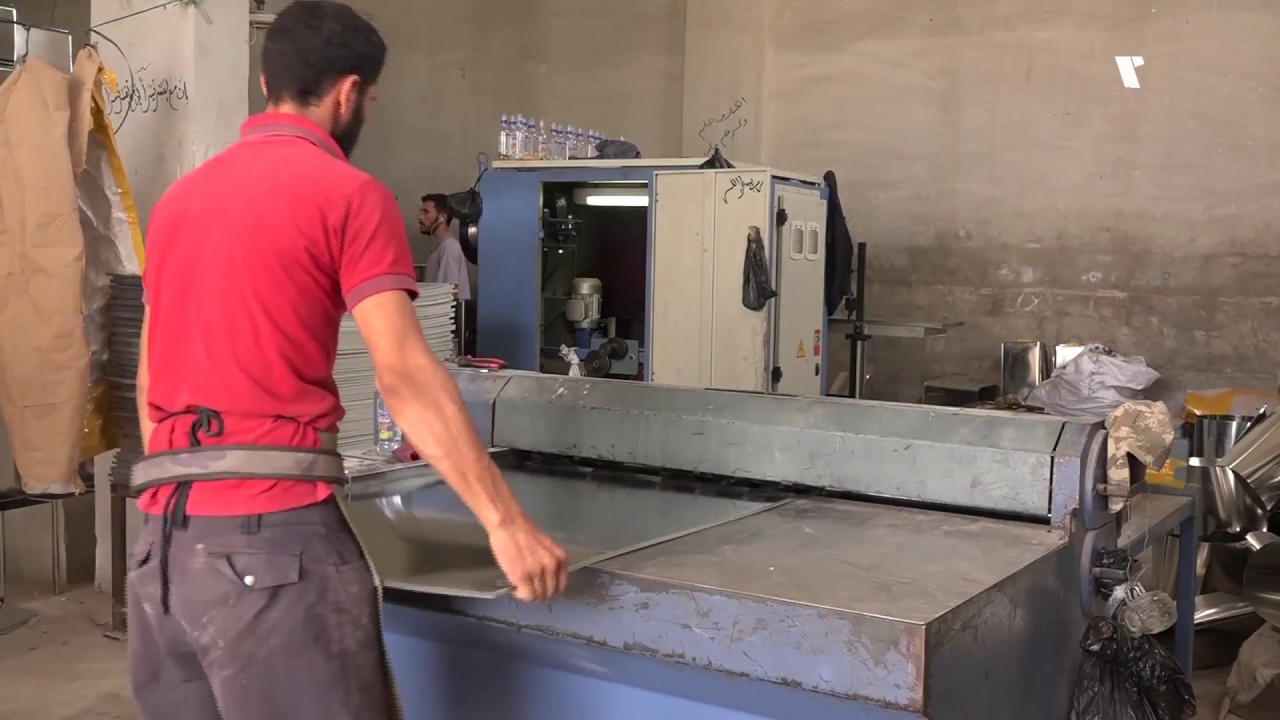 صعوبات وتحديات صناعة صفائح زيت الزيتون في ريف إدلب