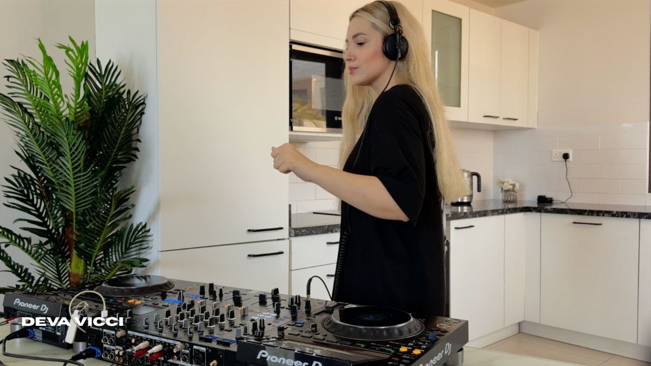 DEVA VICCI - Melodic Techno Kitchen Session