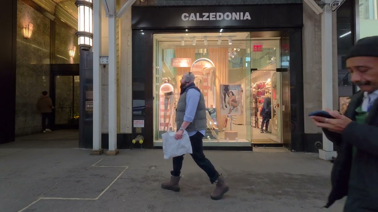 Manhattan, New York | 14:00 | Urban View 072 | CALZEDONIA Storefront Window | 5th Avenue