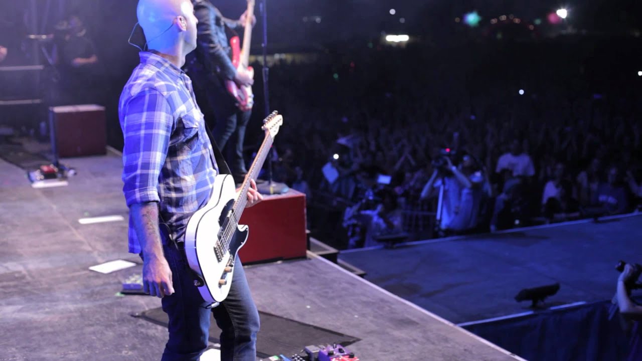Simple Plan-Can't Keep My Hands Off You (Live)